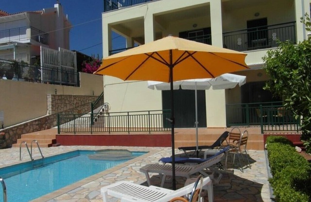 Studio apartment in detached Villa with Pool: (sleeps 2 or 3)