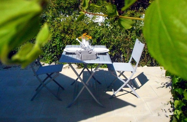 Studio Apartment 'Petit Nid Cosy De L' Albret' with Private Terrace, Private Garden and Wi-Fi