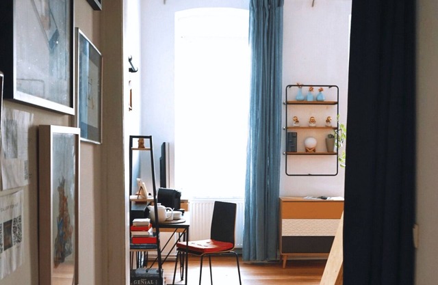 Studio apartment with big balcony and art in the air! 10 min to the city!
