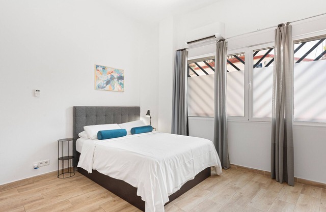 Studio Apartment 'Zona's Luxury Apartment' with Wi-Fi and Air Conditioning