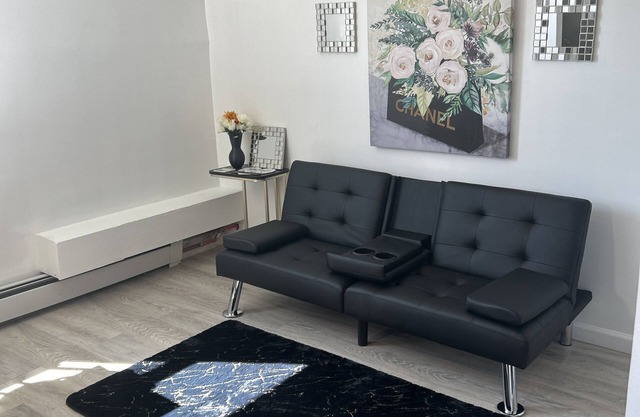 Studio Apt with kitchen,Living room, bathroom & bedroom, near Griffith hospital