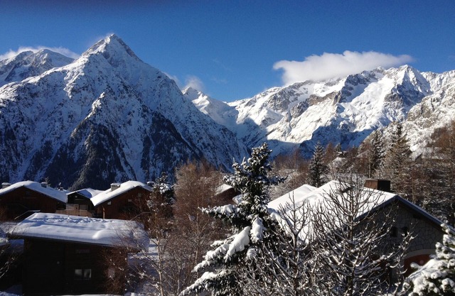 studio at the foot of the slopes, view of the mountains, sleeps 5, quiet residence