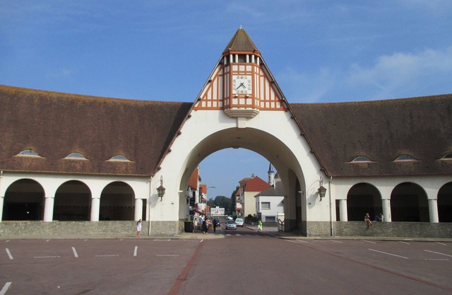 Studio-cabin with a terrace, facing to the old market and close to the beach