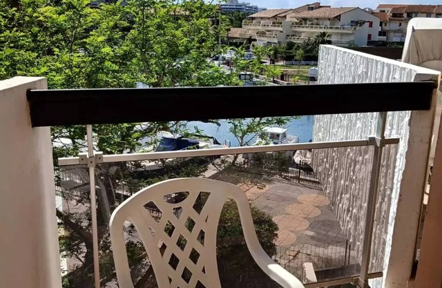 Studio Cabin for 4 with Elevator - Marina View, Beach 2 Steps Away