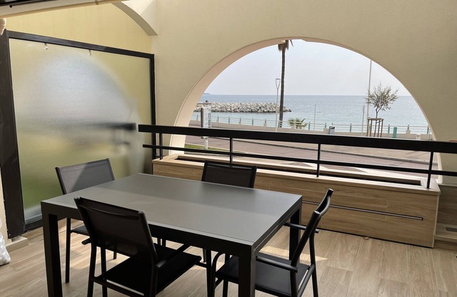 Studio Cabin for 2 adults opposite the beach.