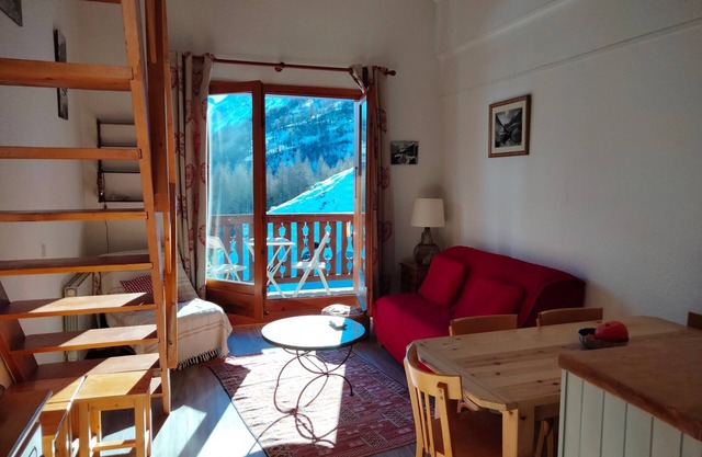 Studio cabin + mezzanine for 4, south-facing, balcony