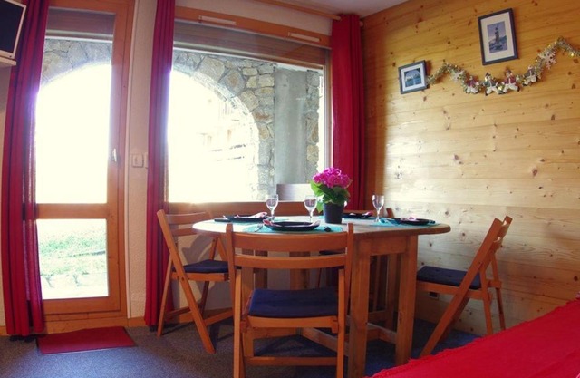 Studio cabine chaleureux avec terrasse, proche pistes - 4 pers, animaux OK, parking en option - FR-1-291-772