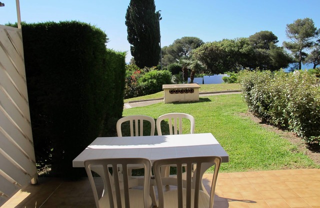 Studio cabine en rez de jardin au pied des criques