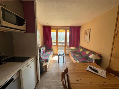 Studio cabine fonctionnel au pied des pistes avec balcon - FR-1-181-2161