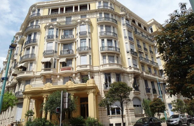 Studio, City Center, In Old Palace, 50 meters from the beaches.