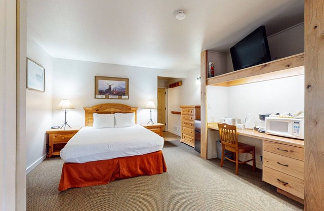 Studio condo with access to shared pools, hot tubs, close to Mt. Bachelor
