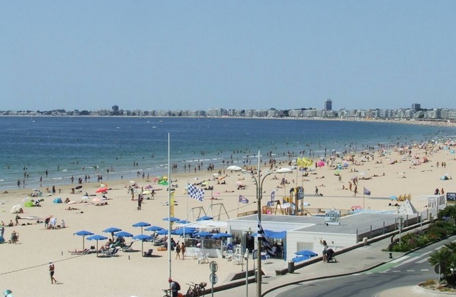 STUDIO FACING THE SEA 25M² 3 pers. The beach at your feet. Everything can be done on foot