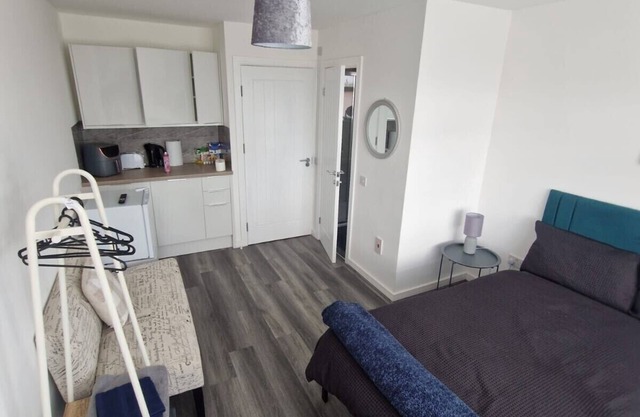 Studio flat 4