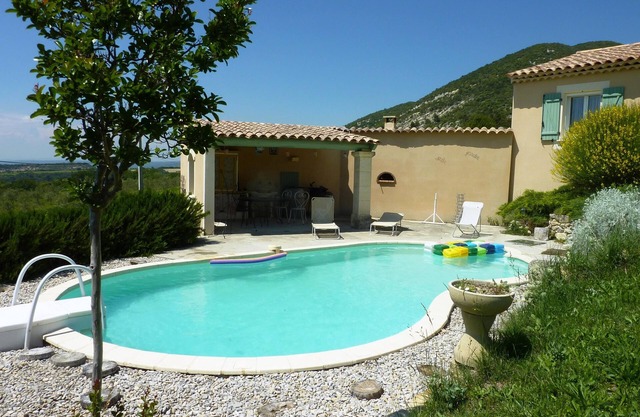 Studio flat and swimming pool, surrounded by vines in the heart of Provence