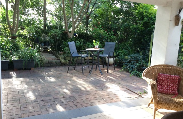 Studio flat in Leafy suburb close to city