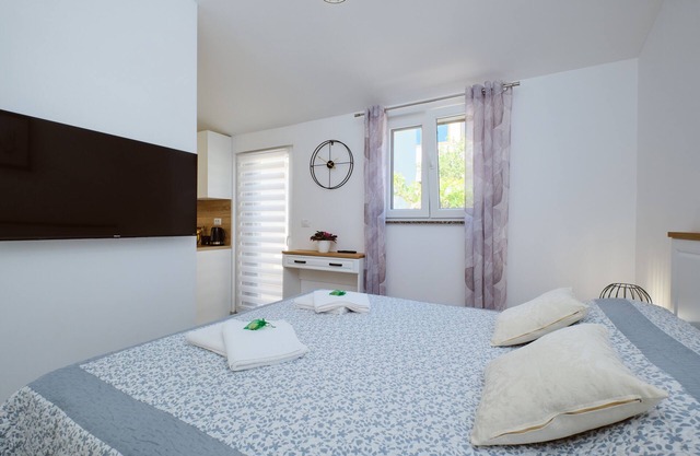 Studio flat near beach Martinšćica, Cres (AS-22582-a)