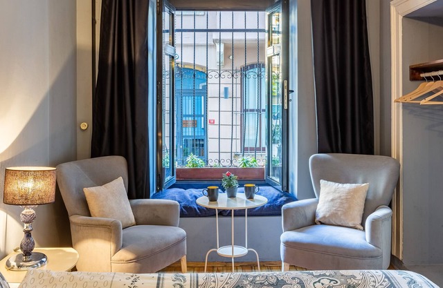 Studio flat with kitchen near Galata Tower, Metro