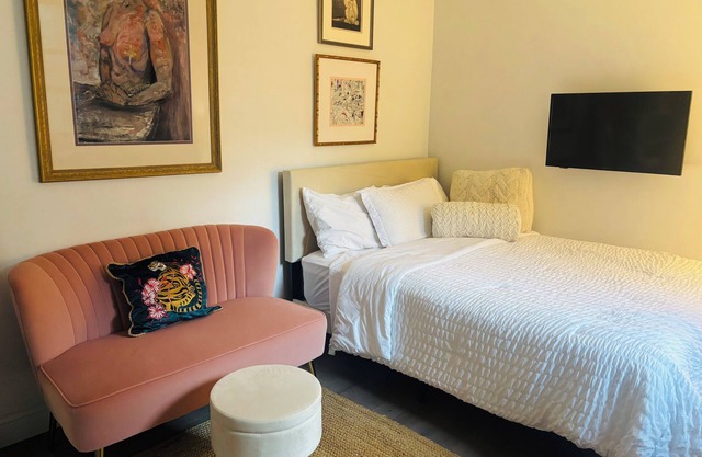 studio in chinatown/little italy fabulous neighborhood
