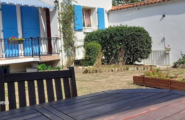 Studio in semi-basement with private access, bedroom, kitchen, WC and shower