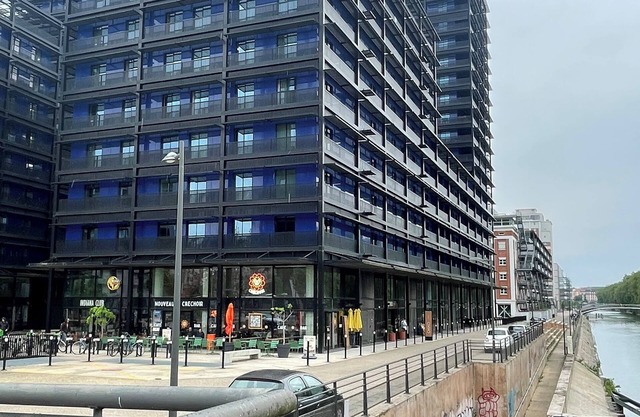 Studio in tour Black Swans. Train station and Parliament direct streetcar Arrival 24/24.