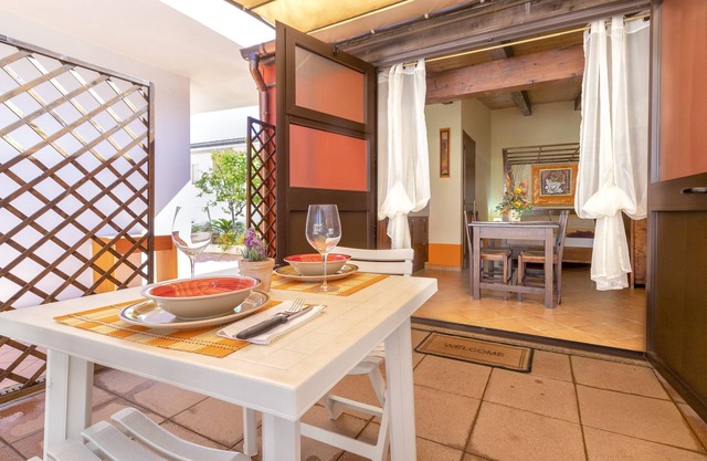 Studio 'Lo Scrigno' with Private Garden, Wi-Fi and Air Conditioning