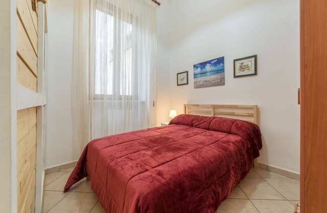 Studio located on the fourth floor of a renovated period building with a lift (not suitable for the disabled).In approximately 40 square meters of space, it comfortably accommodates 3 people.In a few minutes you can walk to the Colosseum, the Basilica of