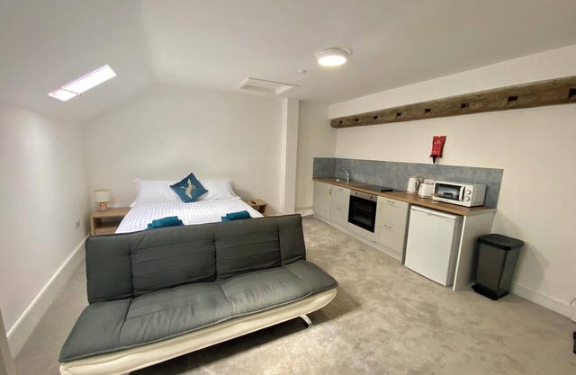 Studio loft apartment in the centre of Upton upon Severn with parking and WIFI