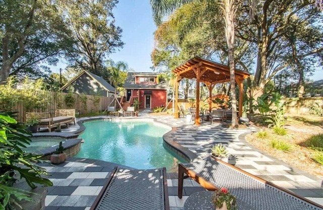 Studio loft w/pool, spa & gardens near downtown