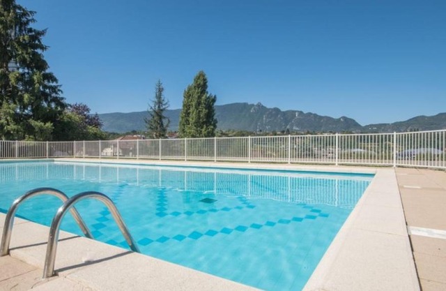 Studio moderne,parking,piscine,tennis,terrasse.