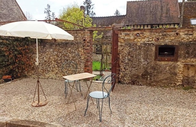 Studio overlooking courtyard and garden - Gîte au Village 89120 DICY