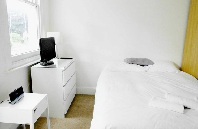 Studio room with ensuite near Kew Gardens