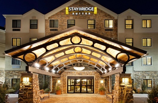 Studio Suite! Free Breakfast + Shared Pool & Hot Tub. Great for Business Travelers!