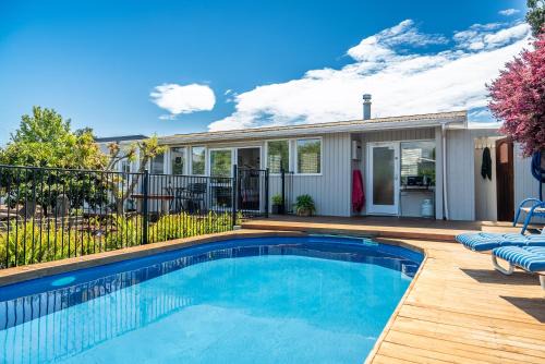 Studio Twenty5, Unique Poolside Retreat Near Nelson