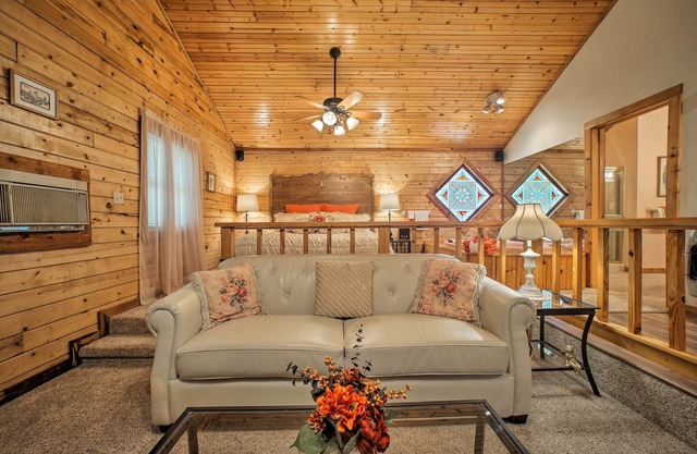 Studio w/Deck: Near Thorncrown Chapel & Lakes