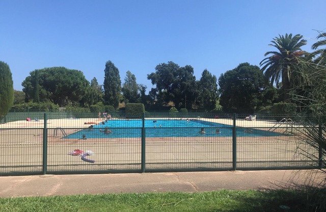 Studio with swimming pool close to the beach, secure residence, shops