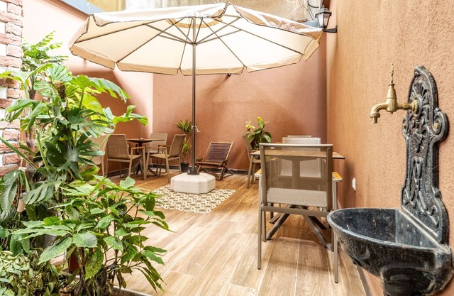 Studio with Balcony Backyard 6 min to Bull Statue