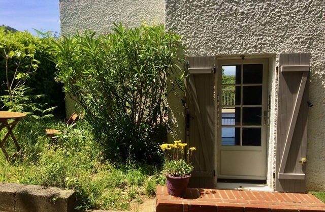 Studio With View, Wooden Terrace and little Garden, Pool, Sea and mountain