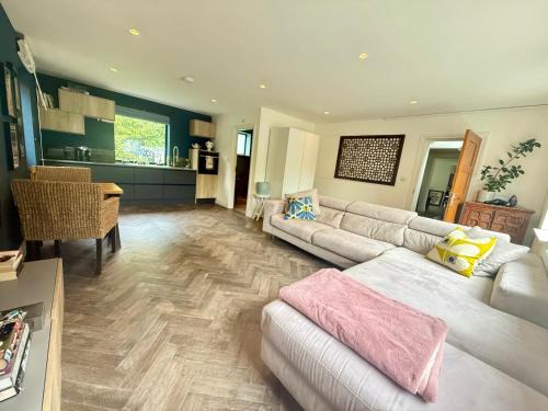 Studio with kitchen nestled lovely wooded cul du sac
