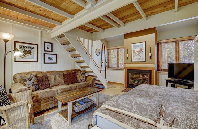 Studio with Loft BR - 200 steps to Snowflake Lift, Sleeps 4, Heated Garage