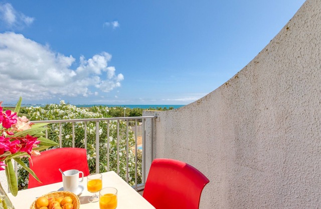 Studio with private terrace, parking and Wi-Fi on the beach