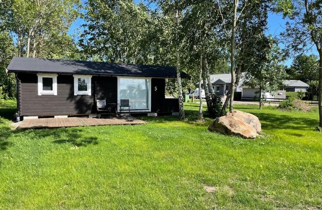 Stuga med panoramafönster över åker, paradis för fågelskådare och vandrare, självstäd efter besök