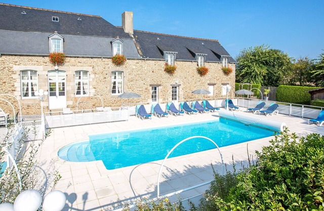Stunning private villa for 12 people with pool, WIFI, TV and terrace