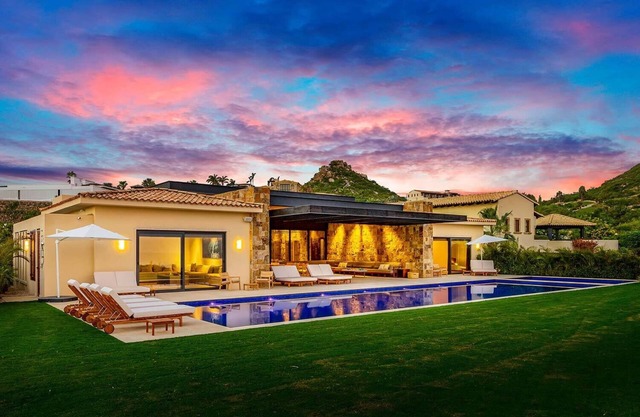 Stunning 11Bd Villa, Chef + Butler + Indoor Tennis + Steps from the Beach!