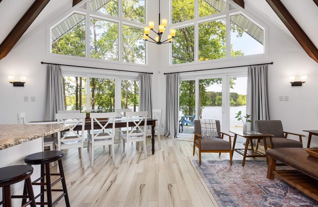 Stunning 180° Lake Views, Kerr Lake Retreat