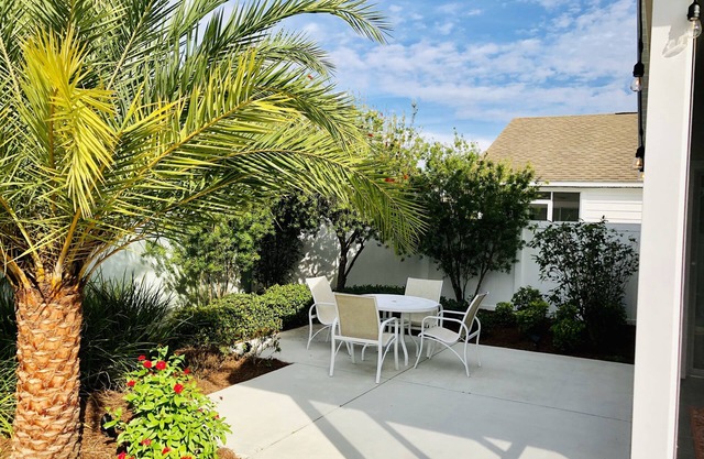 Stunning 2/2 Villa in Creekside Landing adjacent to Lake Sumter Landing w/Cart