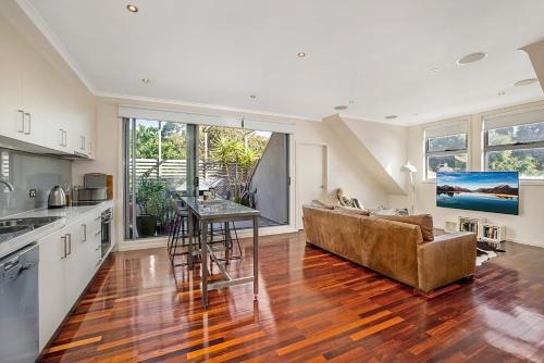 Stunning 2-Bed Unit with BBQ Patio near Dining