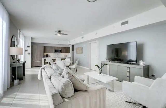 Stunning 2 bedroom townhouse - STEPS to the beach!