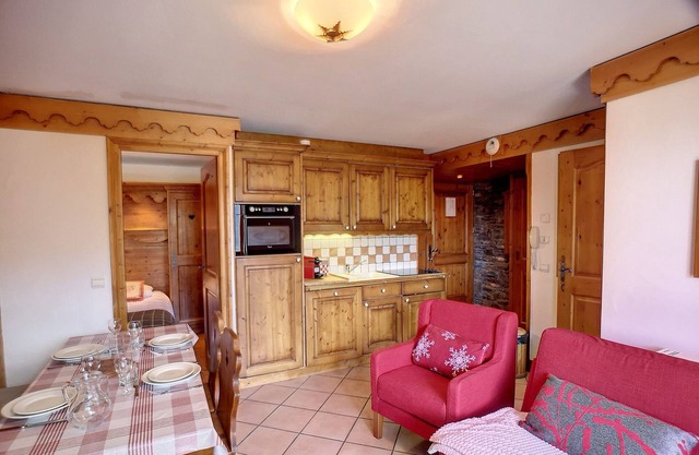 Stunning 2BR Apt in Reberty 2000: Ski-in/Ski-out, Parking, Pool, Spa, Sauna, Sleeps 6