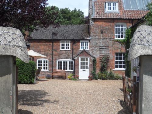 Stunning 3 bedroom 3 bath self catering cottage nr Stonehenge, Longleat, Avebury and Bath