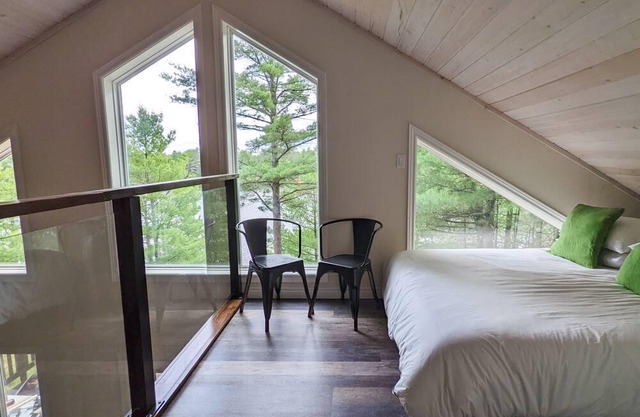 Stunning 3 bedroom waterfront chalet + open loft
